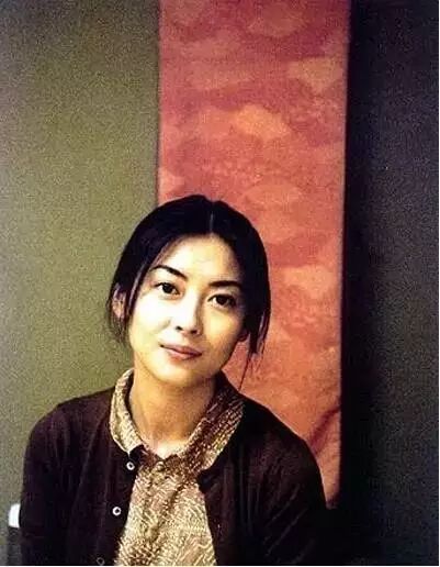 一部由荒木经惟作品改编、中山美穗主演的电影