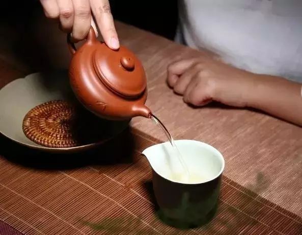 提壶倒茶,你更倾向哪种手势