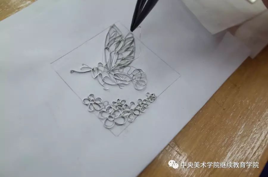 掐丝珐琅   用银丝按照图案开始掐丝,慢慢的大家就可以掌握细节里的