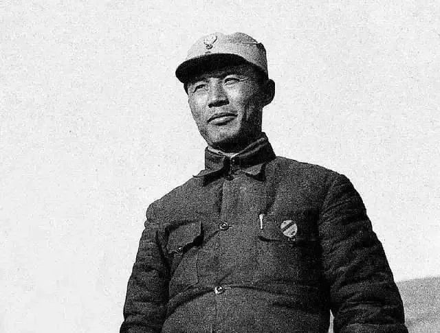 陈再道和宋任穷带领八路军,在冀南平原上利用青纱帐,挖壕沟破坏道路等