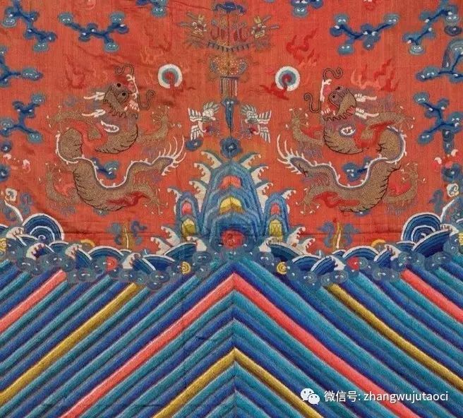 缂丝二龙戏珠海水纹龙袍细节 清代