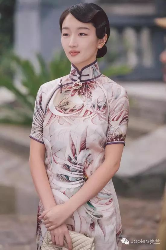 翠绿刺绣旗袍外搭白色披肩与柔美的耳饰让周冬雨看起来好温油,大家