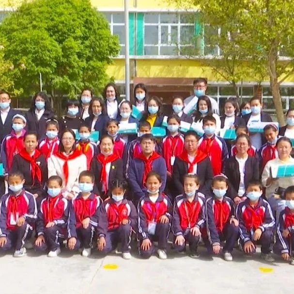民族团结 | 上海援疆教师为县五小捐赠27台投影仪