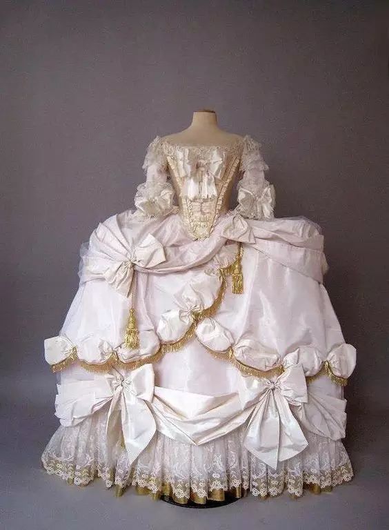 路易十六时期阴柔妩媚的洛可可风格达到极致,洛可可式的裙子推崇用
