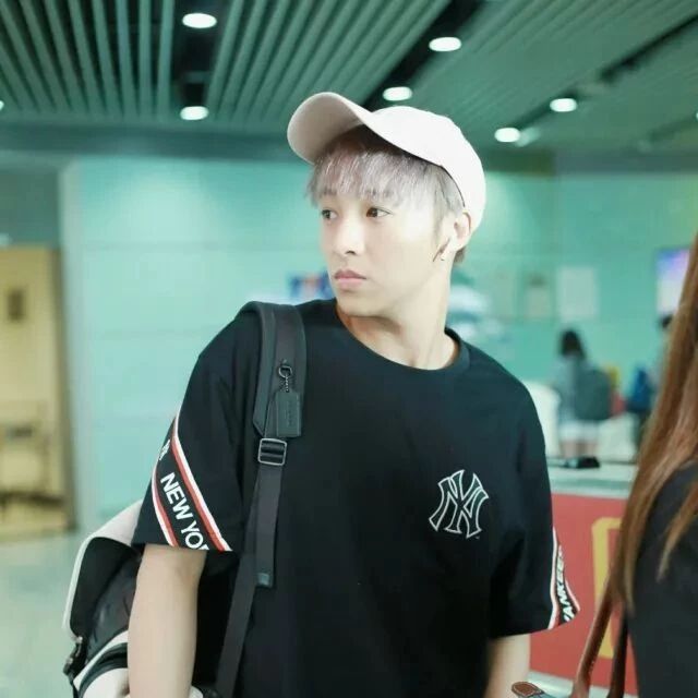 伍嘉成小哥哥最近的发色超好看!