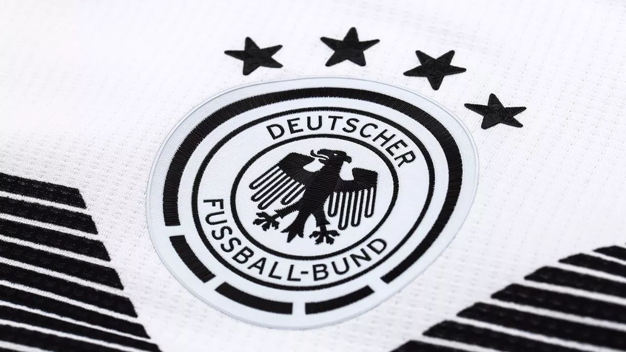 球员版球衣队徽采用3d热压工艺打造,四颗冠军星代表德国国家队四次捧