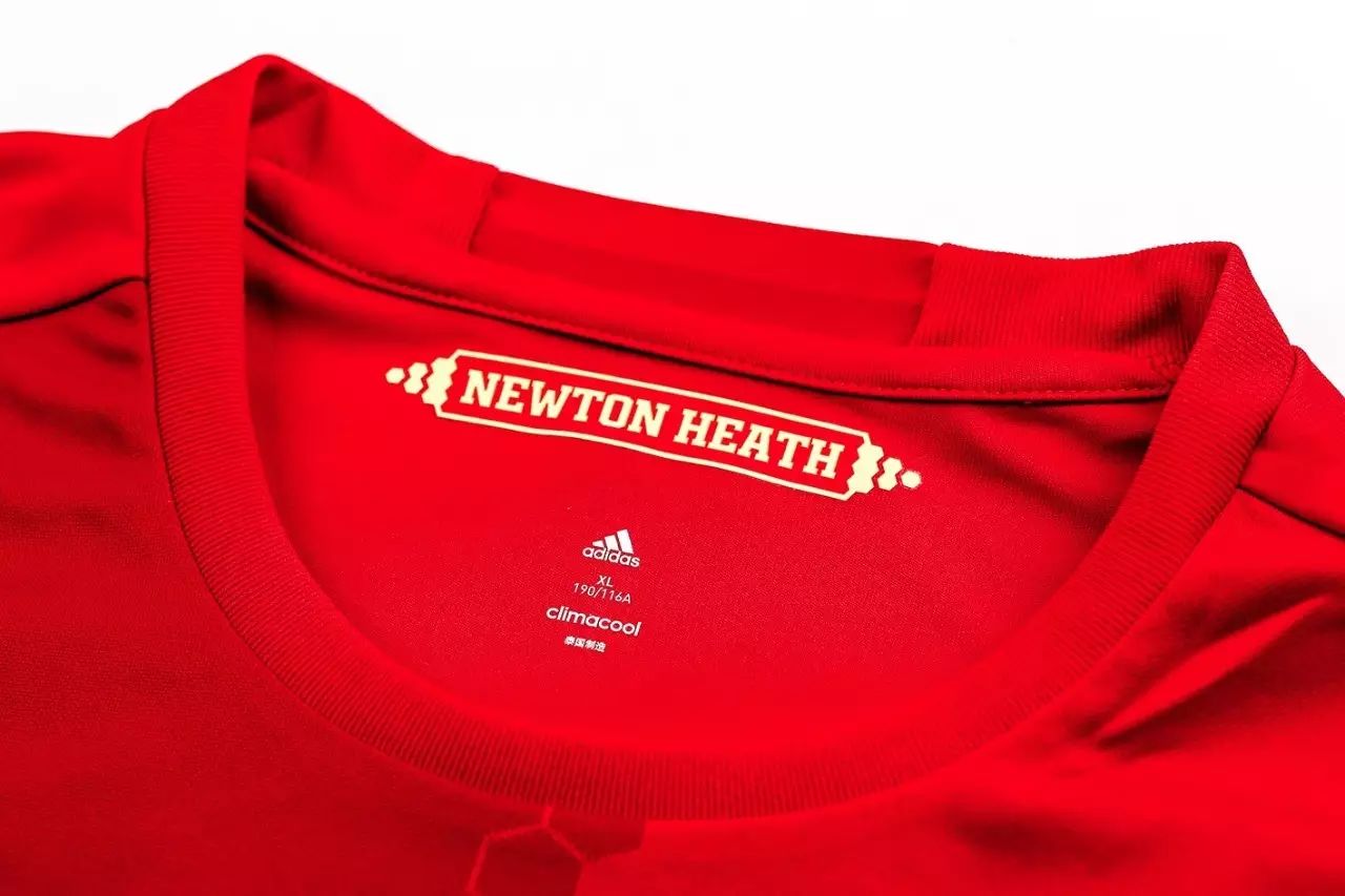 球衣衣领内印有"newton heath(牛顿希思)",向这家伟大俱乐部的创立者