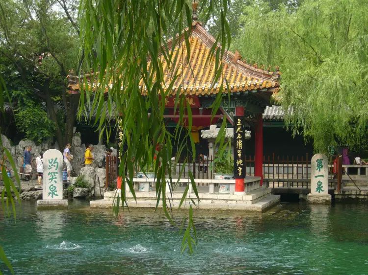 济南的三大名胜中,被誉为"天下第一泉"的趵突泉
