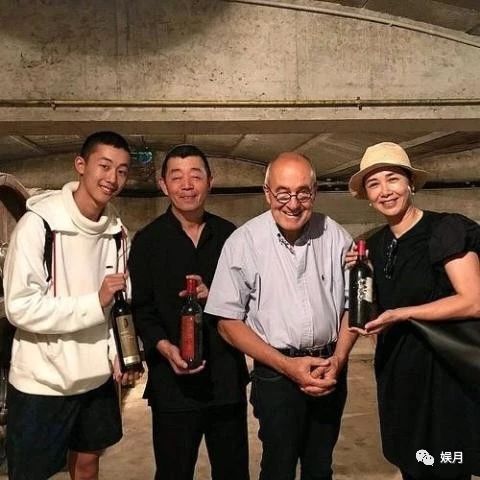 蒋雯丽16岁儿子近照,和老公长的一模一样,网友:浪费妈妈好基因