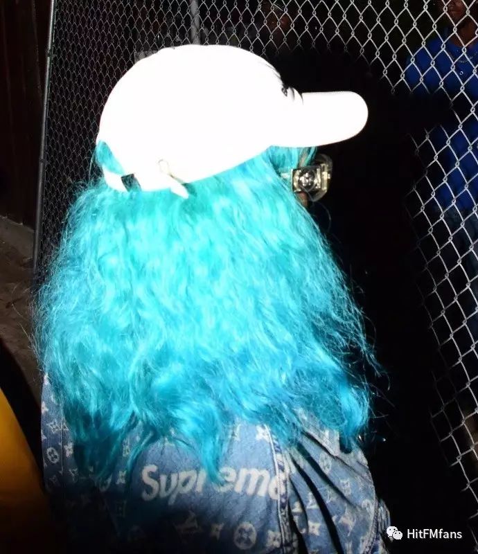 Rihanna 染了一头蓝发...