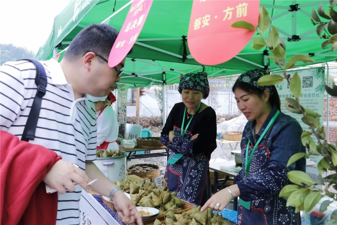 比赛火热 长达百米的小吃街 游客大饱口福 不止是美食 今天的方前 还