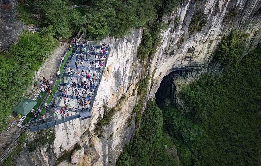 玻璃栈道的"恐怖" 但是,也许你不知道的是 在重庆武隆天生三硚还有