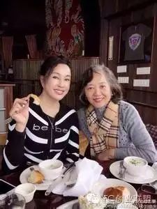 这两天61岁刘晓庆与同学合影-刷爆朋友圈,雅姿留住岁月