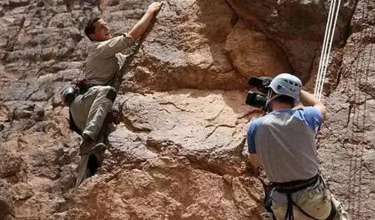 都说贝爷多牛X，在背后默默拍贝爷的人们更猛