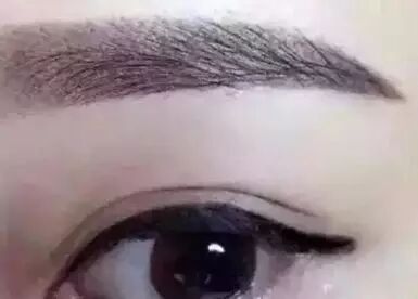 美瞳线加了尾巴，容易晕染，非常丑！