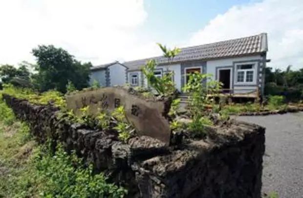 火山岩_火山玻璃岩和玻璃的硬度哪个高_东北赵岩火山号