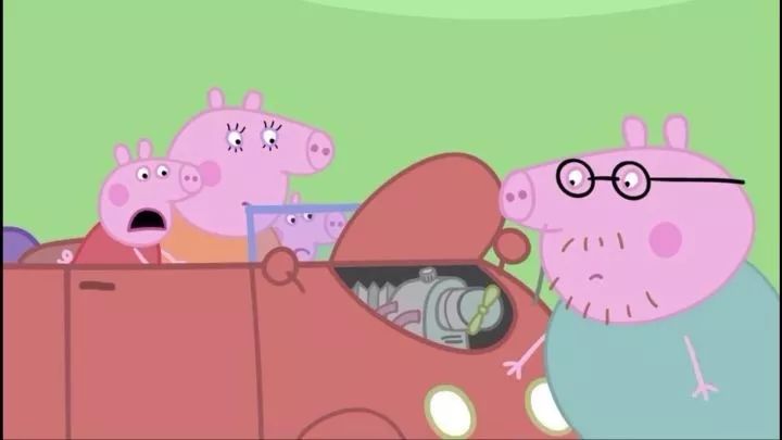 在动画片中,小猪佩奇家里的车型双门四座敞篷车型,配合着风冷,圆形的