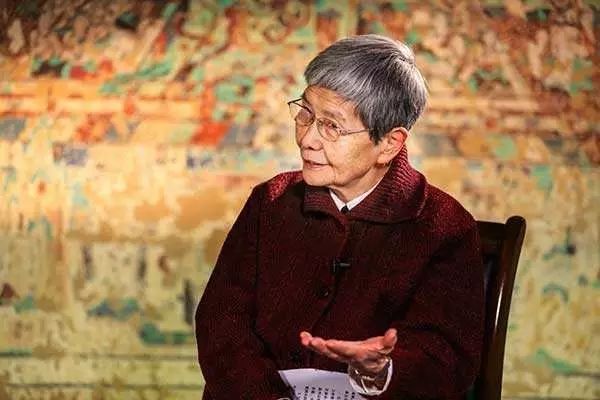 20年前,年近50的彭金章与樊锦诗终于在敦煌漫天黄沙和绝美的洞窟前