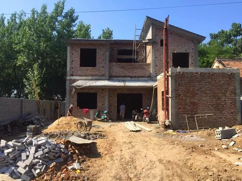 盖盖施工所使用的 主要建筑材料为砖,水泥,钢筋等.