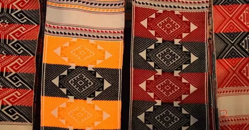 傣锦,当地称"娑罗布",即傣族的织锦,是流传在傣族地区的一种民间工艺