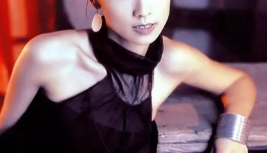 她为张卫健2度小产,患上抑郁,三度结婚,无儿无女,如今...