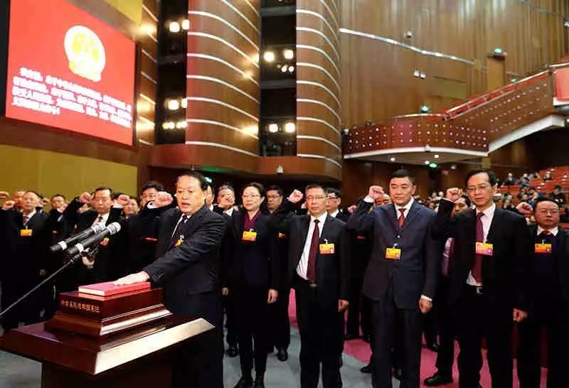 新当选的市五届人大常委会主任陆振华同志领誓,其余同志跟誓