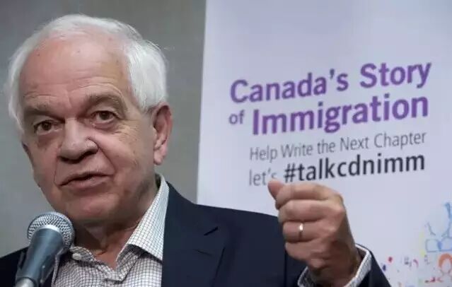 John McCallum（左）与SSS国际移民资深顾问（右）合影