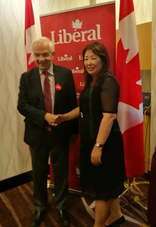 John McCallum（左）与SSS国际移民资深顾问（右）合影