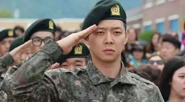 从大明星到“瘾君子”，这位真的非常一言难尽了…