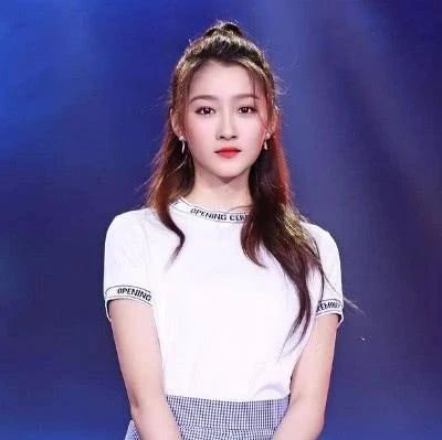 关晓彤不化妆跟鹿晗约会,看到路人拍的生图,这素颜谁敢模仿?