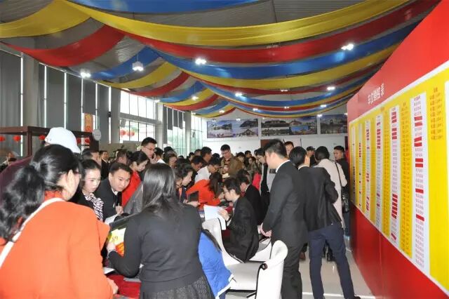 华南城江南华府停车位盛大开盘引业主热捧