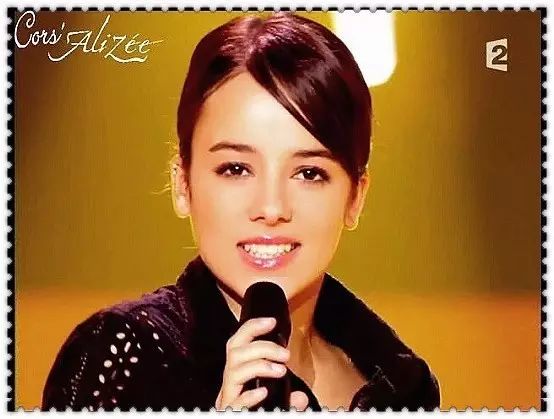 你还记得当年那个叫 Alizee 的法国小美女吗?