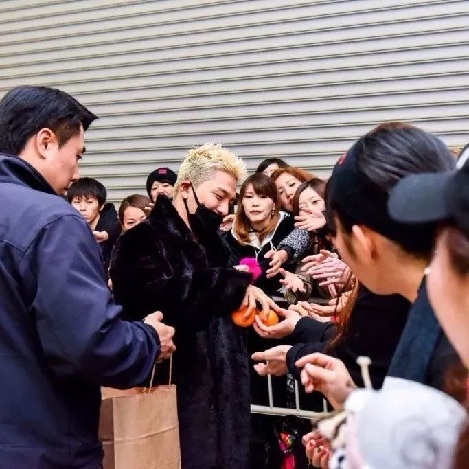 BIGBANG下班路上,贝贝居然给粉丝送橘子吃!
