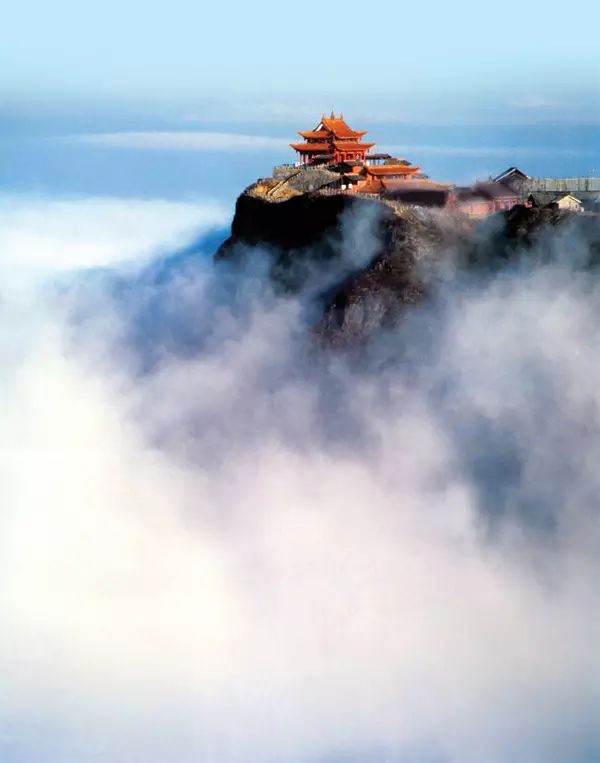 普贤菩萨的道场 中国四大名山之一的峨眉山,是普贤菩萨示现教化众生的