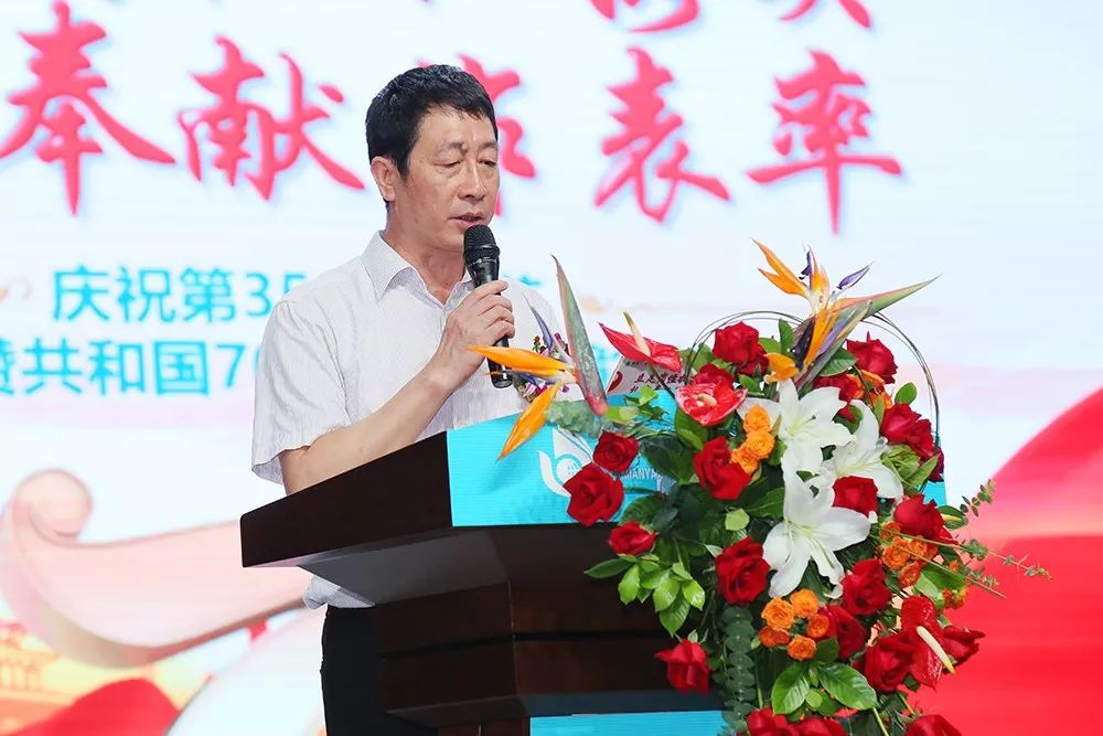 随着表彰大会的大幕徐徐拉开,学校副校长姜建桥同志