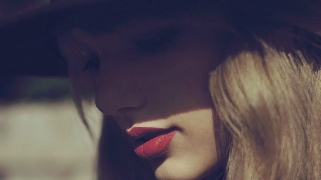 [TAYLOR SWIFT]