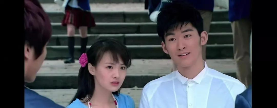 张翰饰演剧里潇洒多金的霸道男主慕容云海,郑爽则是剧里善良单纯,品学