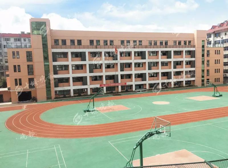 (二堰小学全景照)