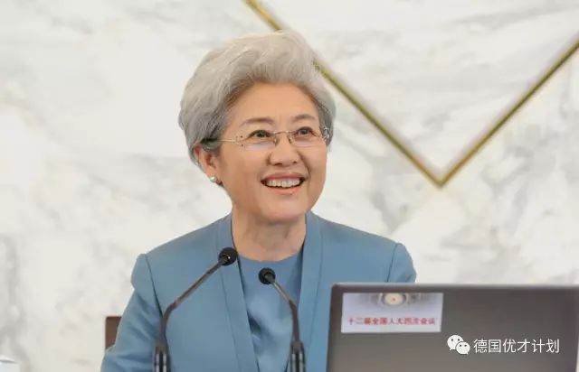 她在花甲之年成为中国外交界的女神
