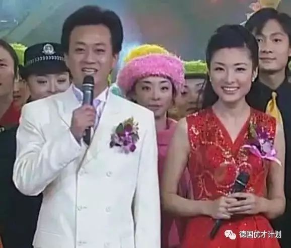 他凭什么连续21年成为春晚的主持人?朱军的真实身份被曝光,轰...