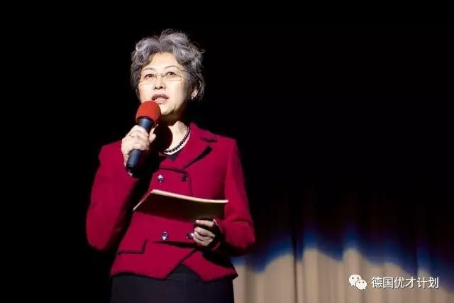 她在花甲之年成为中国外交界的女神