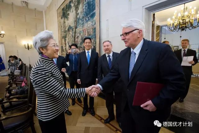她在花甲之年成为中国外交界的女神