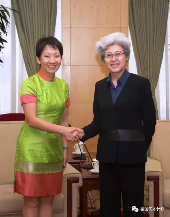 她在花甲之年成为中国外交界的女神