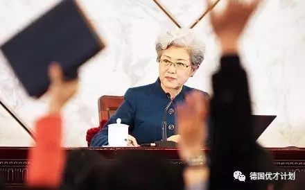 她在花甲之年成为中国外交界的女神