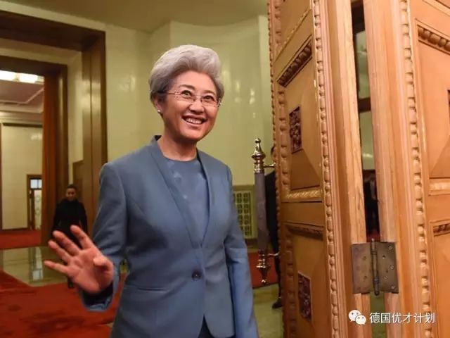 她在花甲之年成为中国外交界的女神