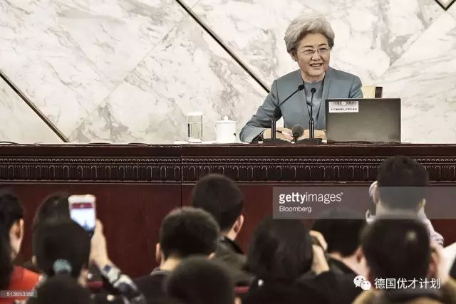 她在花甲之年成为中国外交界的女神