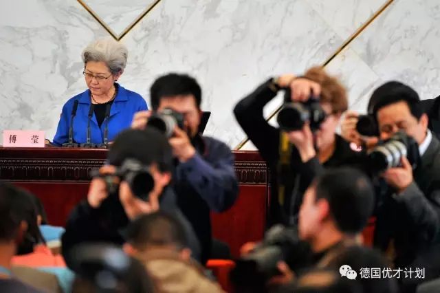 她在花甲之年成为中国外交界的女神