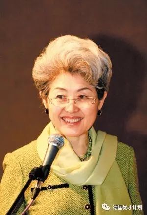 她在花甲之年成为中国外交界的女神