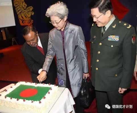 她在花甲之年成为中国外交界的女神