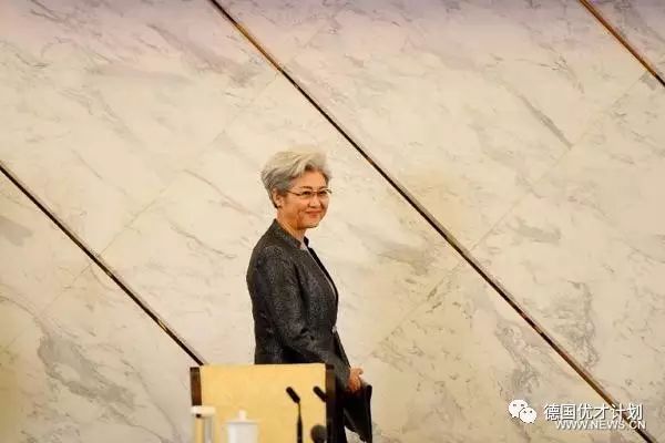 她在花甲之年成为中国外交界的女神
